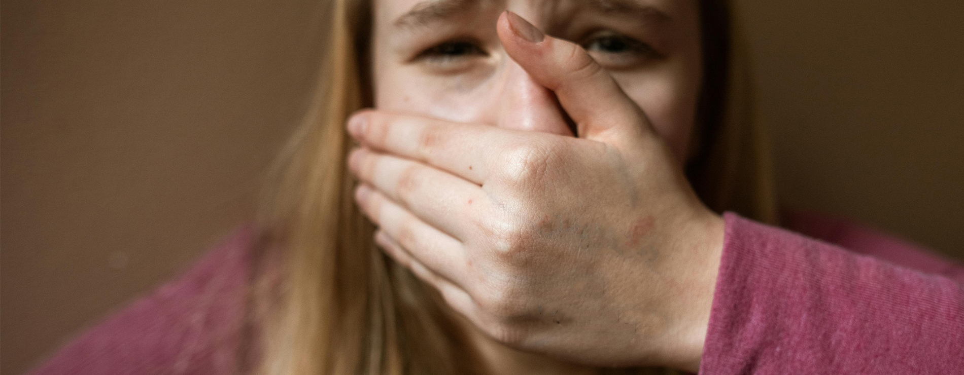 Mujer tapándose la boca