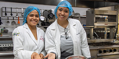 Alumnas en laboratorio