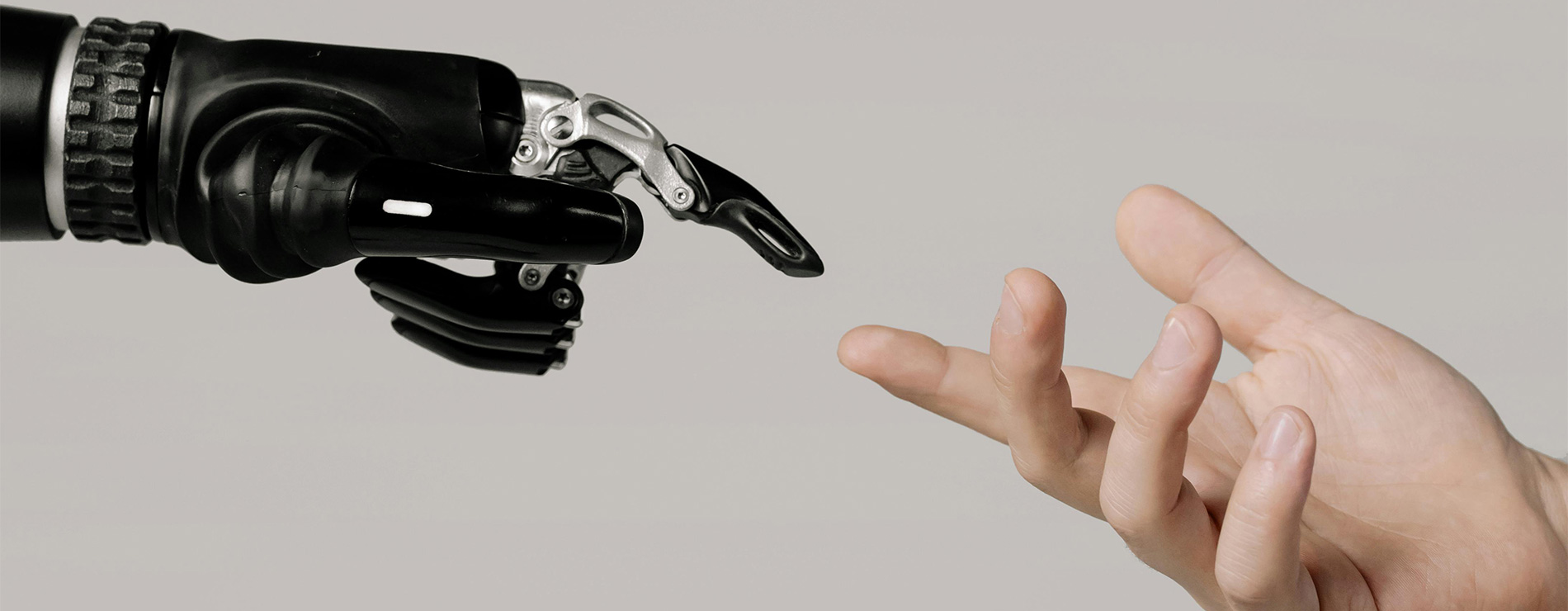 Mano robot mano humana