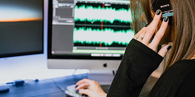 Mujer con audífonos