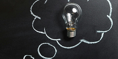 Foco y nube de pensamiento