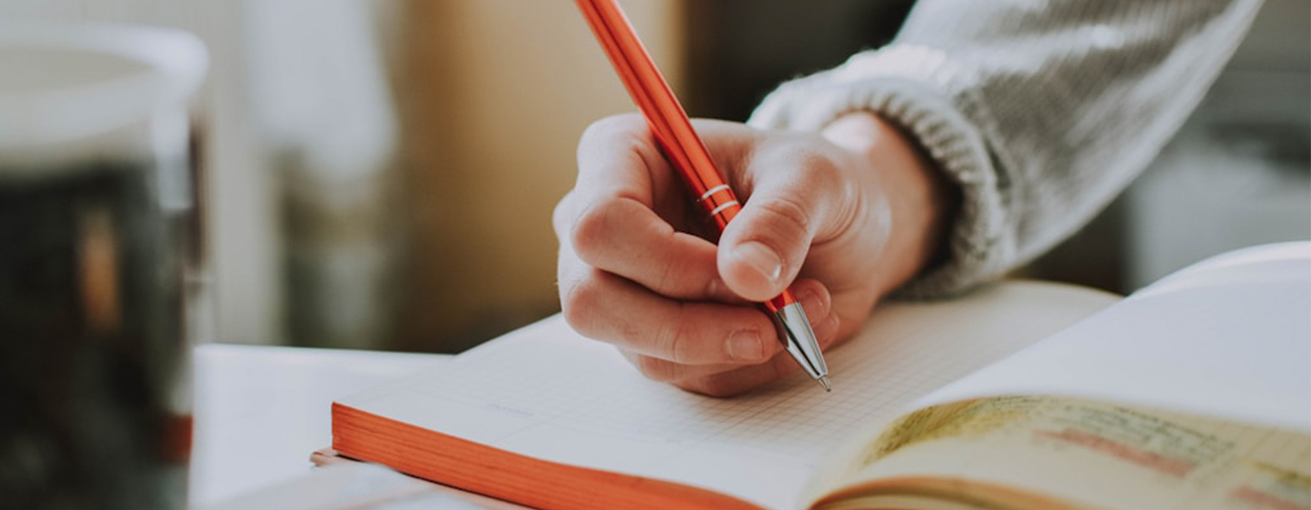 Mano escribiendo