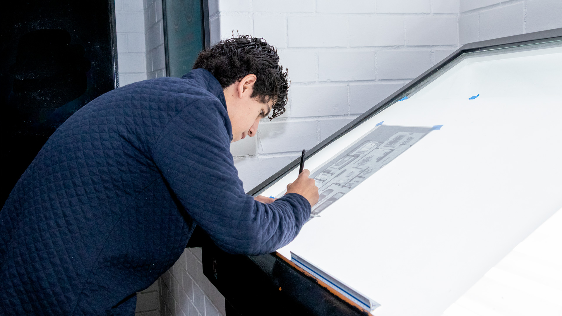 Alumno y caja de luz