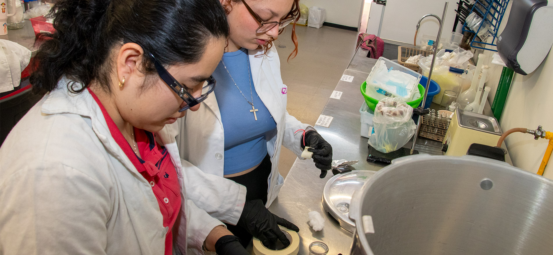 Alumnas en laboratorio