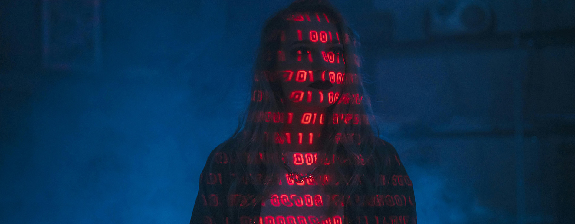 Silueta con código binario