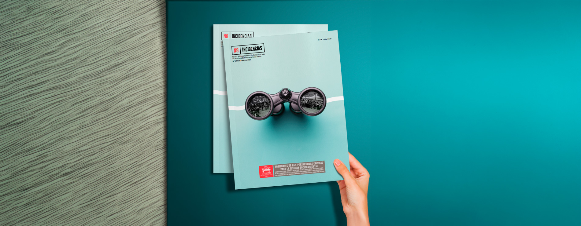 Mano agarrando revista