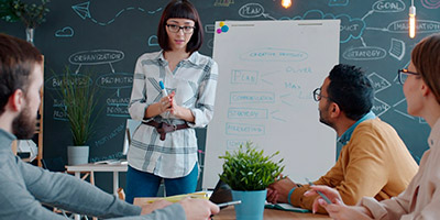 Personas reunidas trabajando