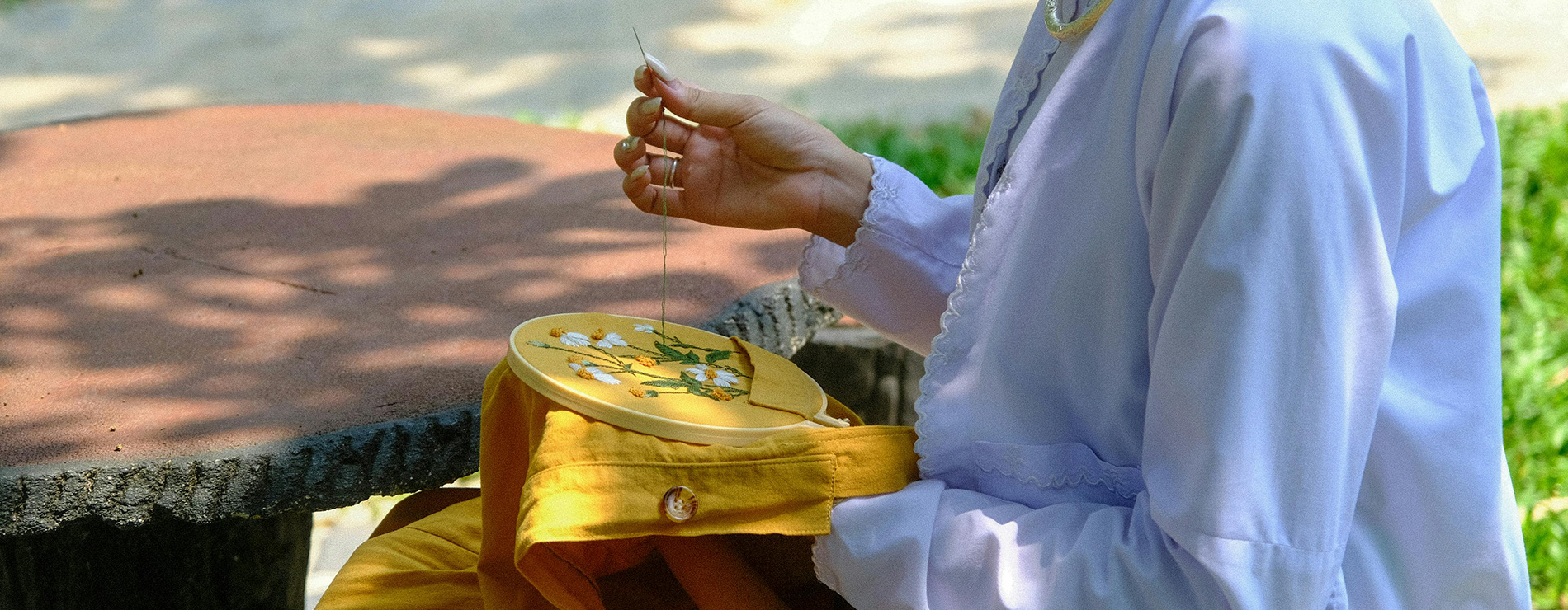 Mujer bordando