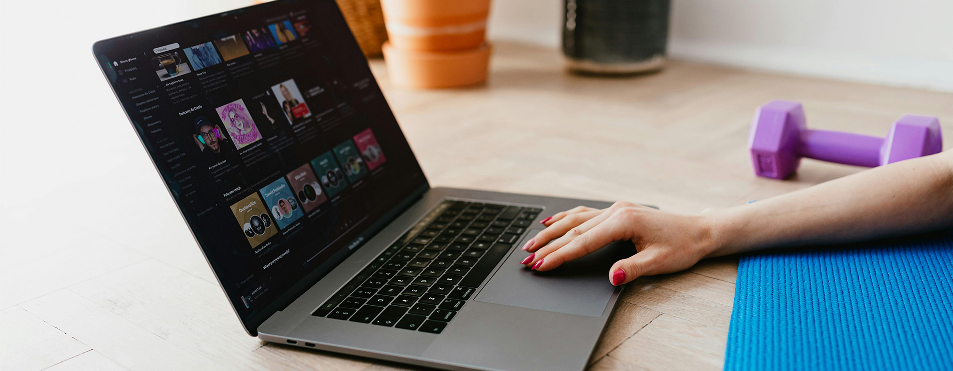 Laptop y cosas de yoga