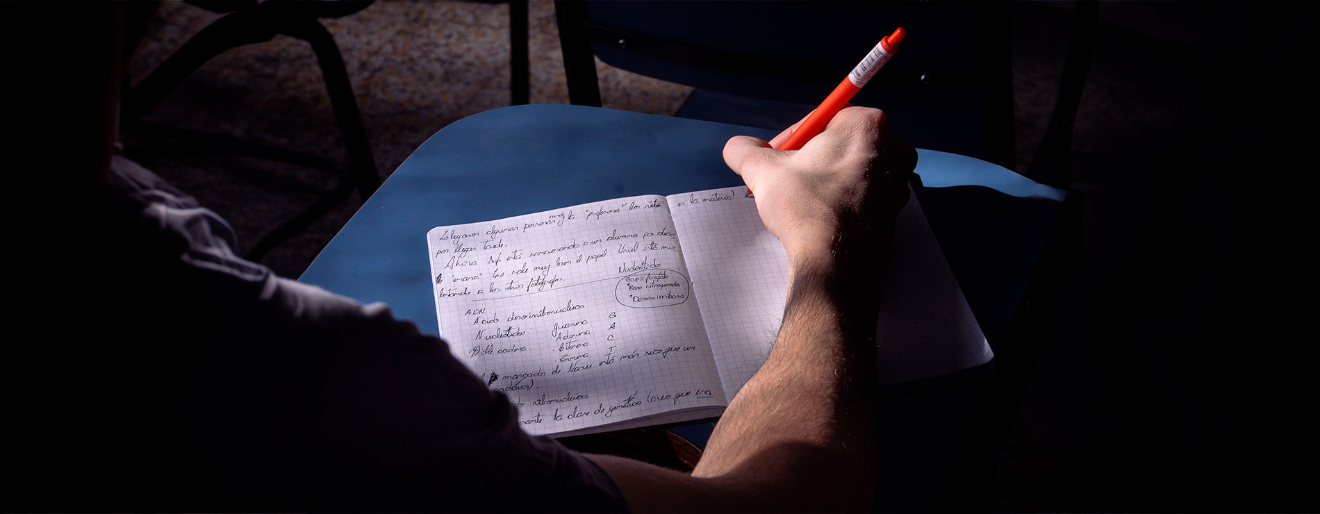 Mano escribiendo