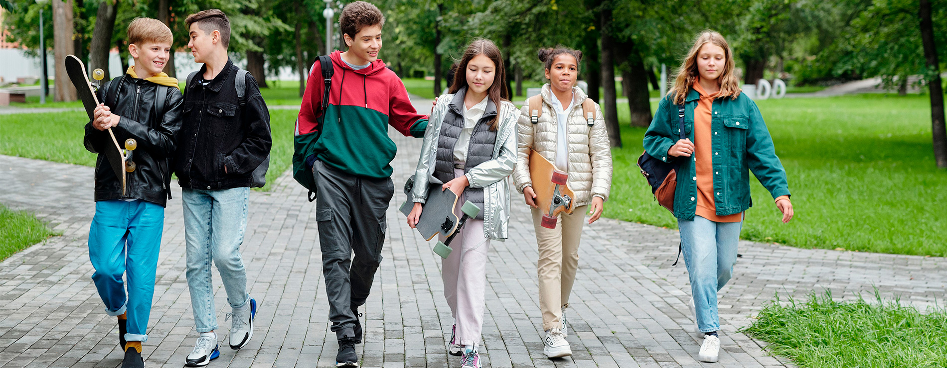 Adolescentes caminando
