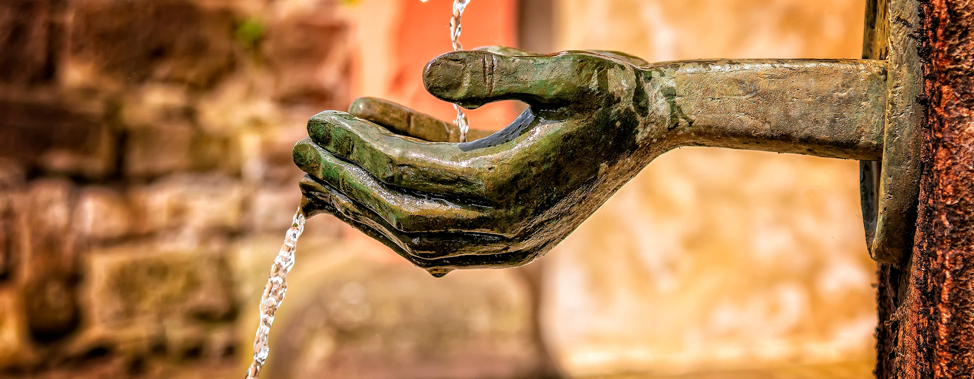 Mano de bronce y agua