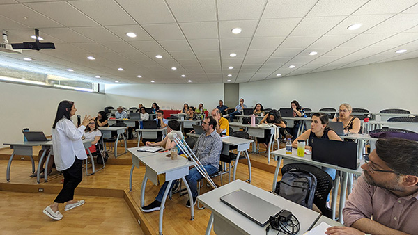 Salón con alumnos