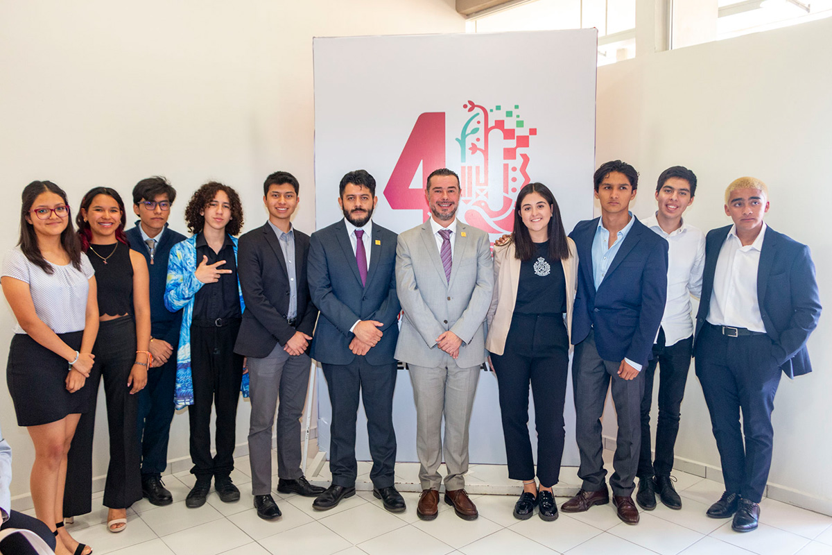 Erick Medina (al centro), Mario Patrón (al centro) y alumnos de prepa IBERO Tlaxcala 